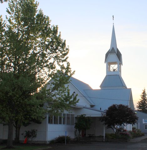 hubbard-chapel side view with trees and street